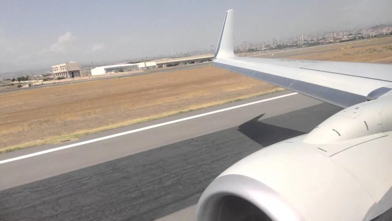 ереван вид из самолета. вылет видео. аэропорт большое савино взлет. самолет на взлетной полосе ночью. боинг 777 300.