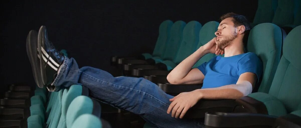 Сон сидеть на мужчине. Один человек в кинотеатре. Уснул в кинотеатре.