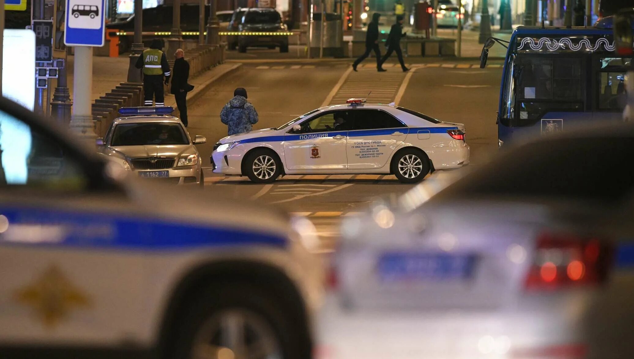 Лубянка полиция перестрелка. Полицейские машины на Лубянке. Стрельба в Москве вчера видео. Что за стрельба в москве сейчас