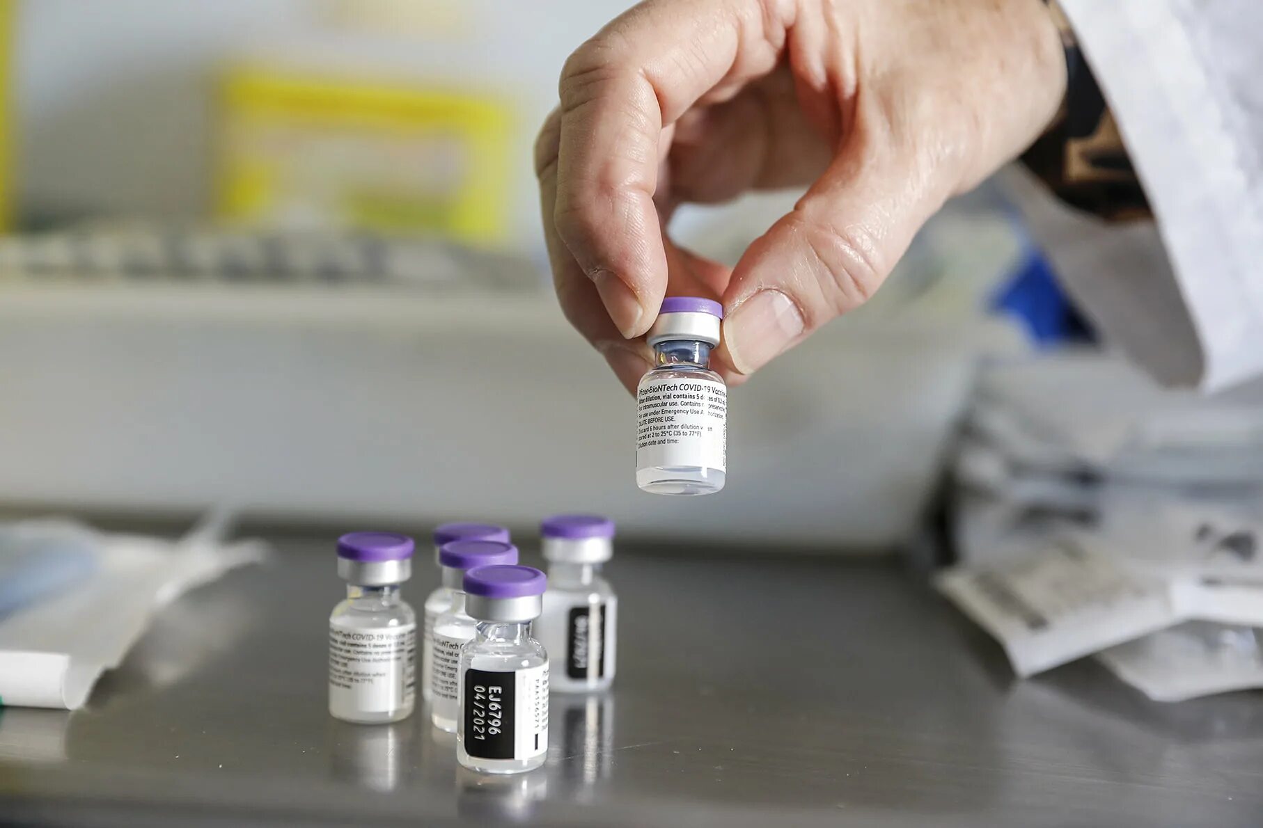 Пфайзер вакцина от коронавируса. Pfizer вакцина. pfizer вакцина от коронавируса. вакцинация против бешенства. вакцина от лептоспироза пфайзер.