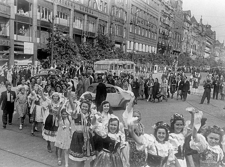 Чехословакия люди. Советские солдаты в Праге 1945. Чехословакия 1945 год. Освобождение Праги 1945 красная армия. Освобождение Чехословакии 1944.