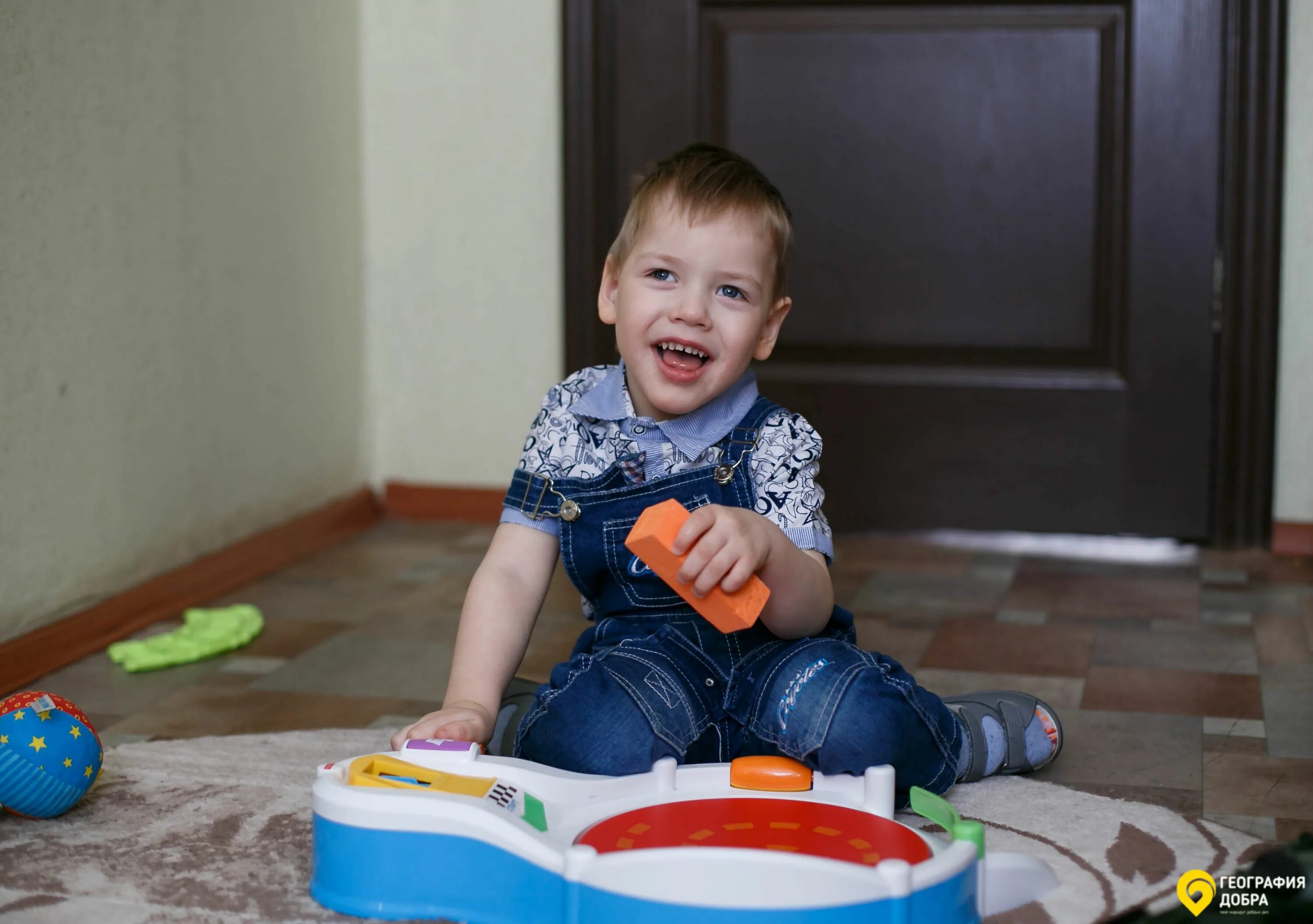 фотосессия для мальчика. лохматый ребенок. маленькие детки. мужчина держит ребенка на руках. маленькие дети мальчики.