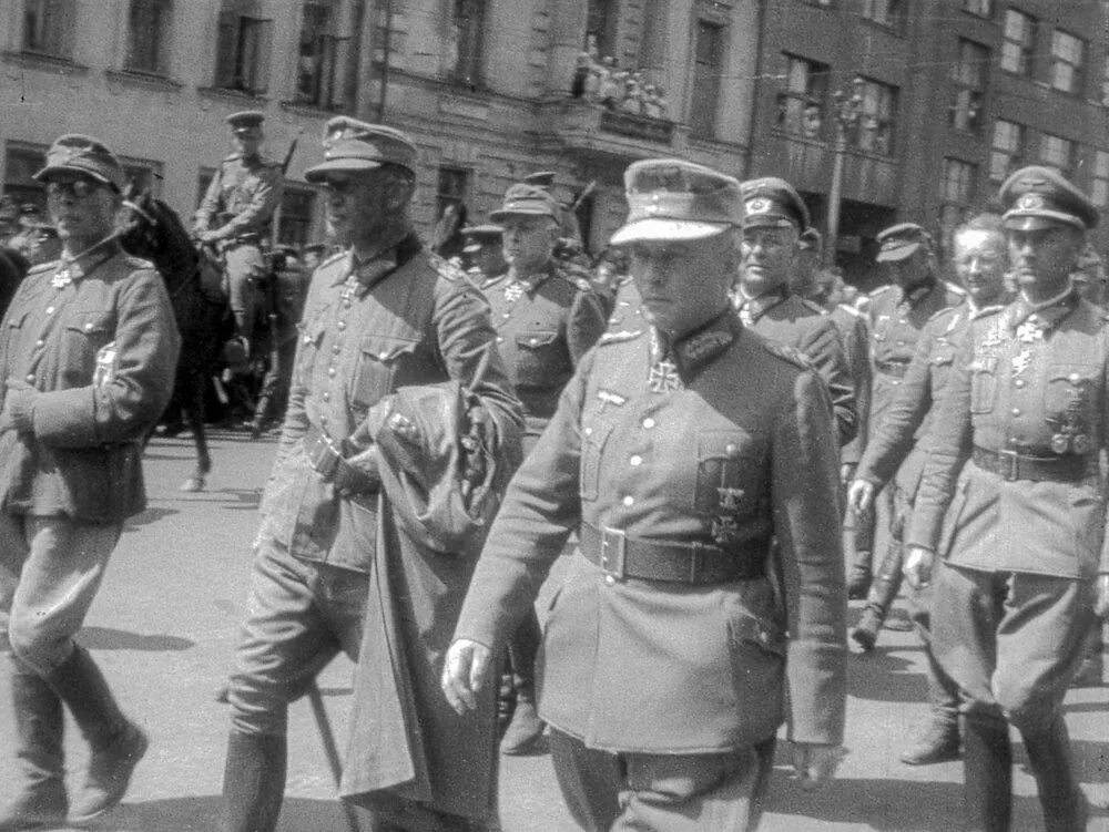 Плена москва. 17 июля 1944 парад военнопленных в москве. Парад пленных немцев в москве 1944. Шествие пленных немцев по москве в 1944. Марш военнопленных в москве 1944.