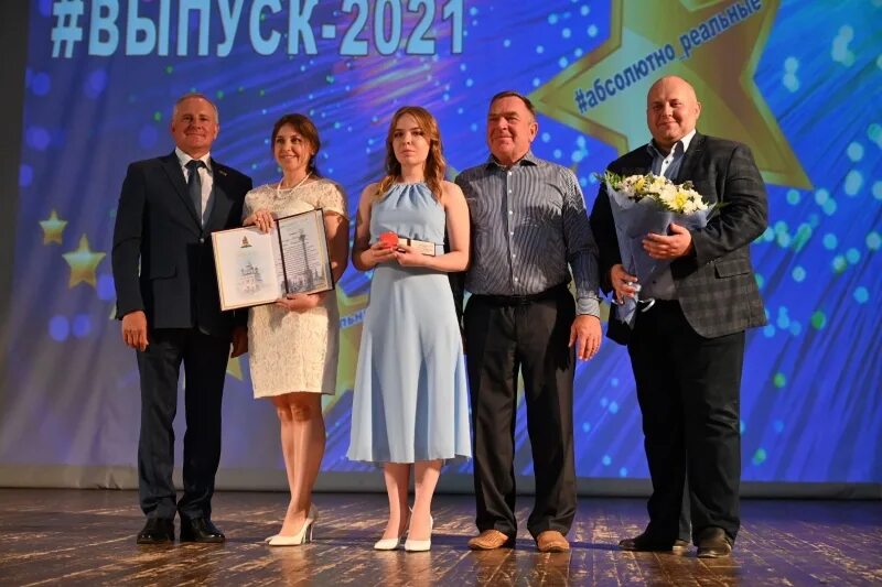Вручение медалей выпускникам. Самара вручение золотых медалей выпускникам 2025. знание церемония награждения. бригантина фотоотчет 2019 вручение золотых медалей. награда bema.