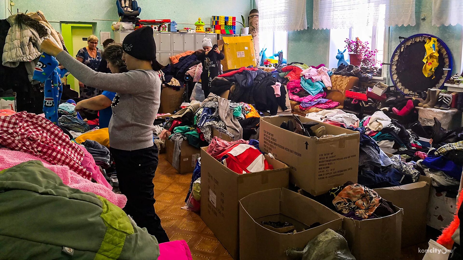 одежда на благотворительность. прием одежды для нуждающихся. секонд хенд одежда. отдам вещи. прием одежды для нуждающихся.