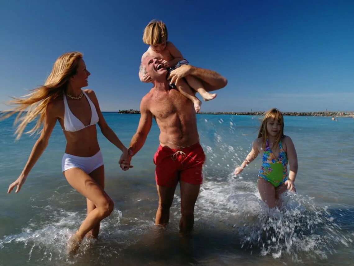 Куда поехать летом. Детские каникулы на море. Отдыхающие на море. Красивая семья на отдыхе. Турция море люди.