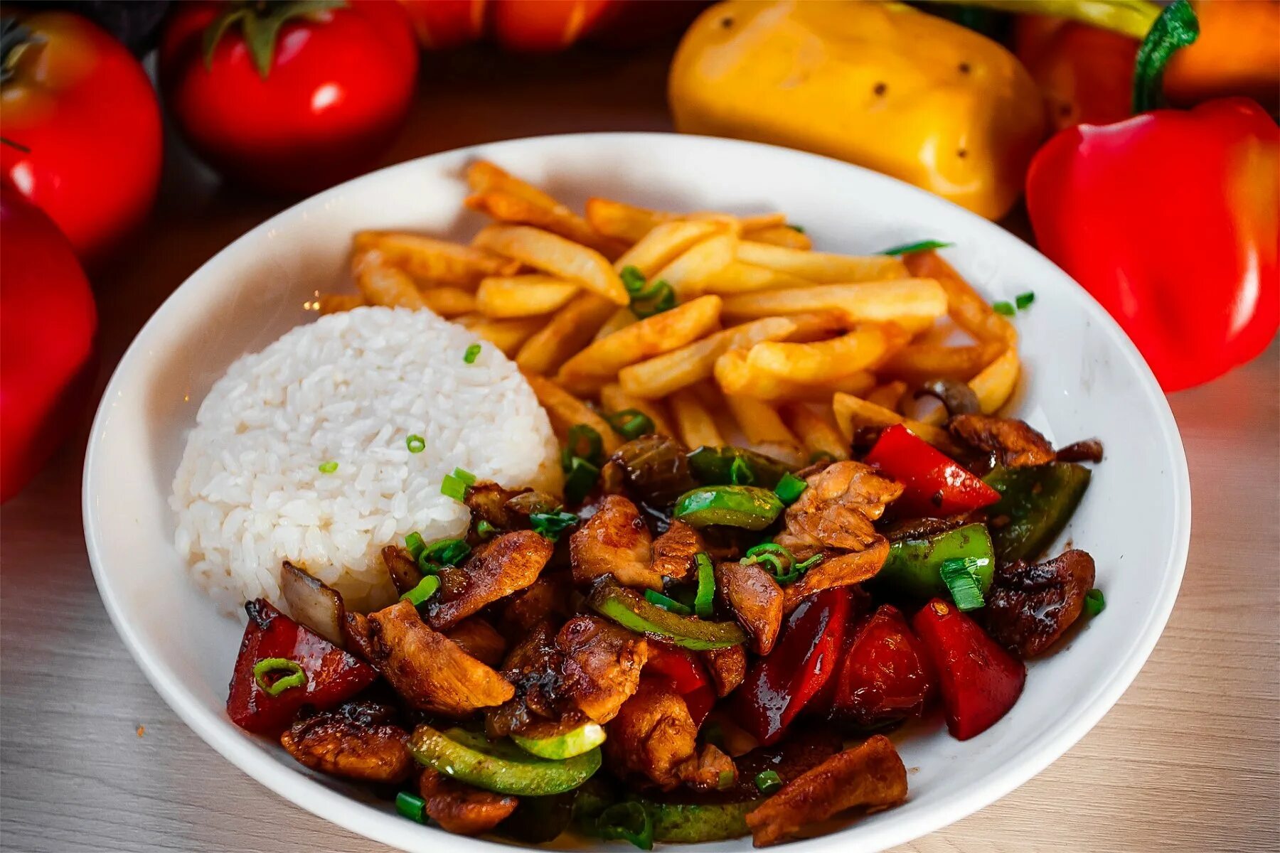 Картофель с рисом и овощами. Ганфан. ганфан с рисом. мясо по тайски. мясо по-тайски с овощами.