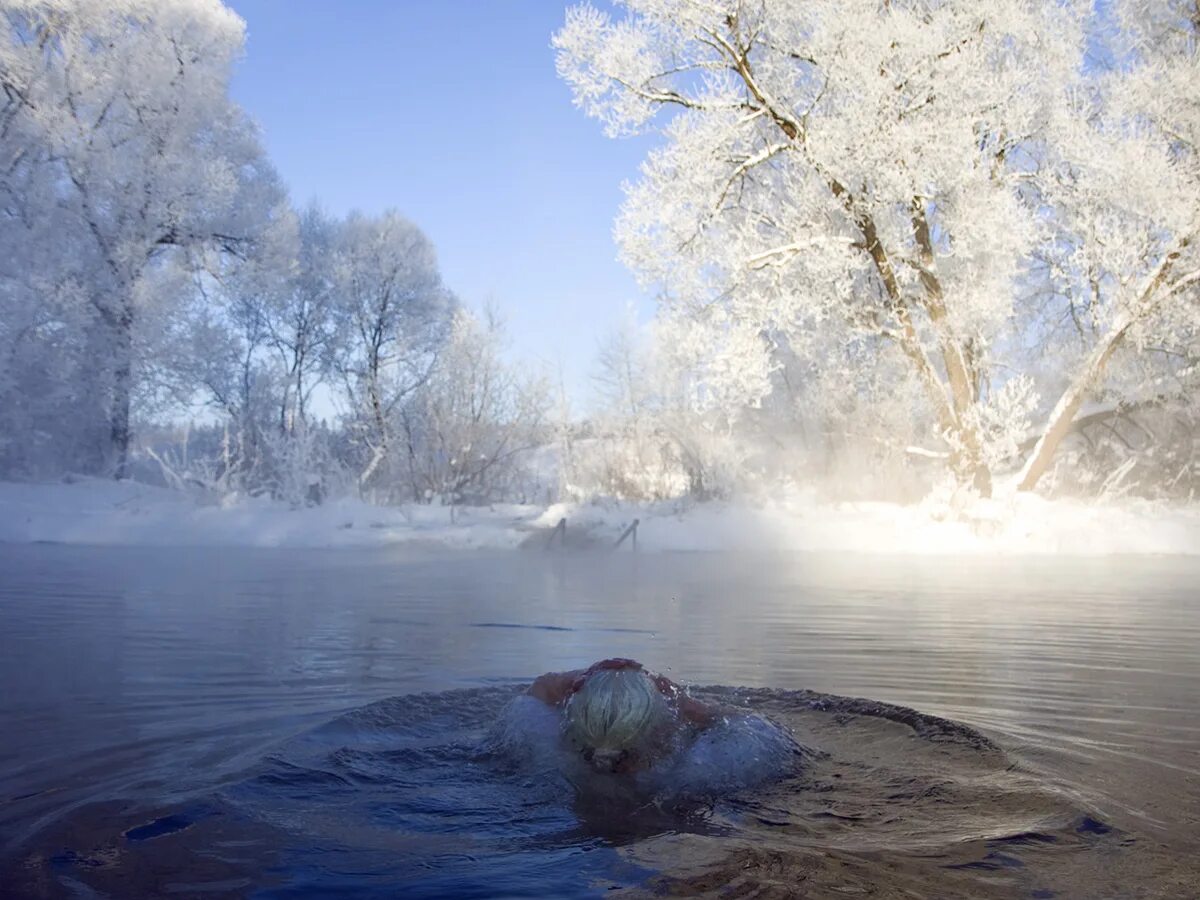 Зимние крещение. Озеро блед мороз. Зимние купания в проруби. Купание на крещение. Зимние крещение.