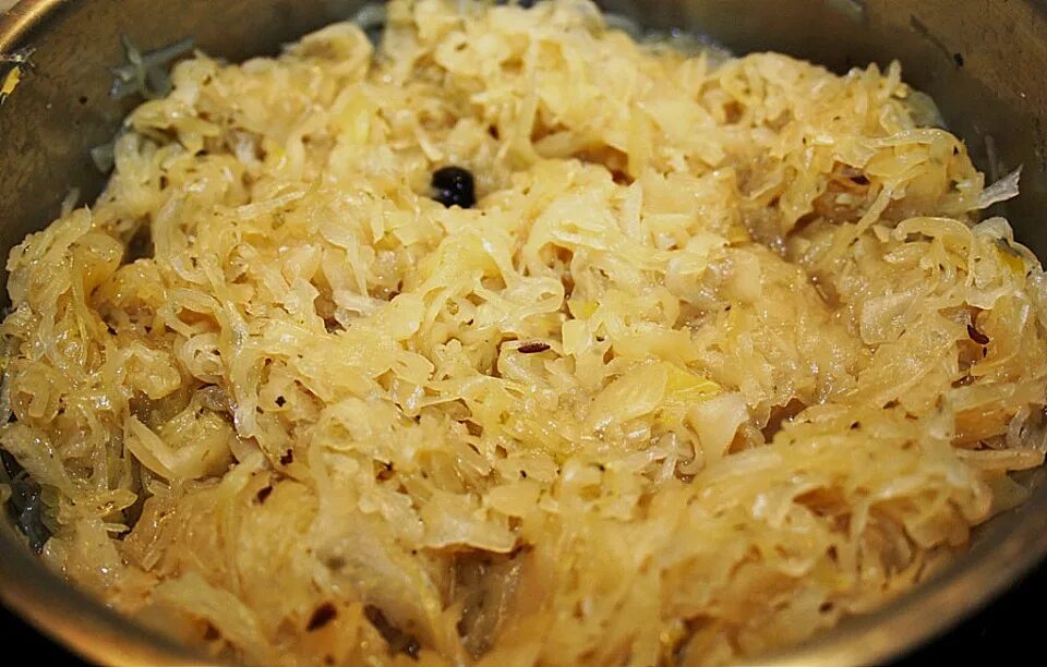 Капуста тушёная «зауэркраут». Немецкая капуста Sauerkraut. Тушеная квашеная капуста. Немецкая тушеная капуста.