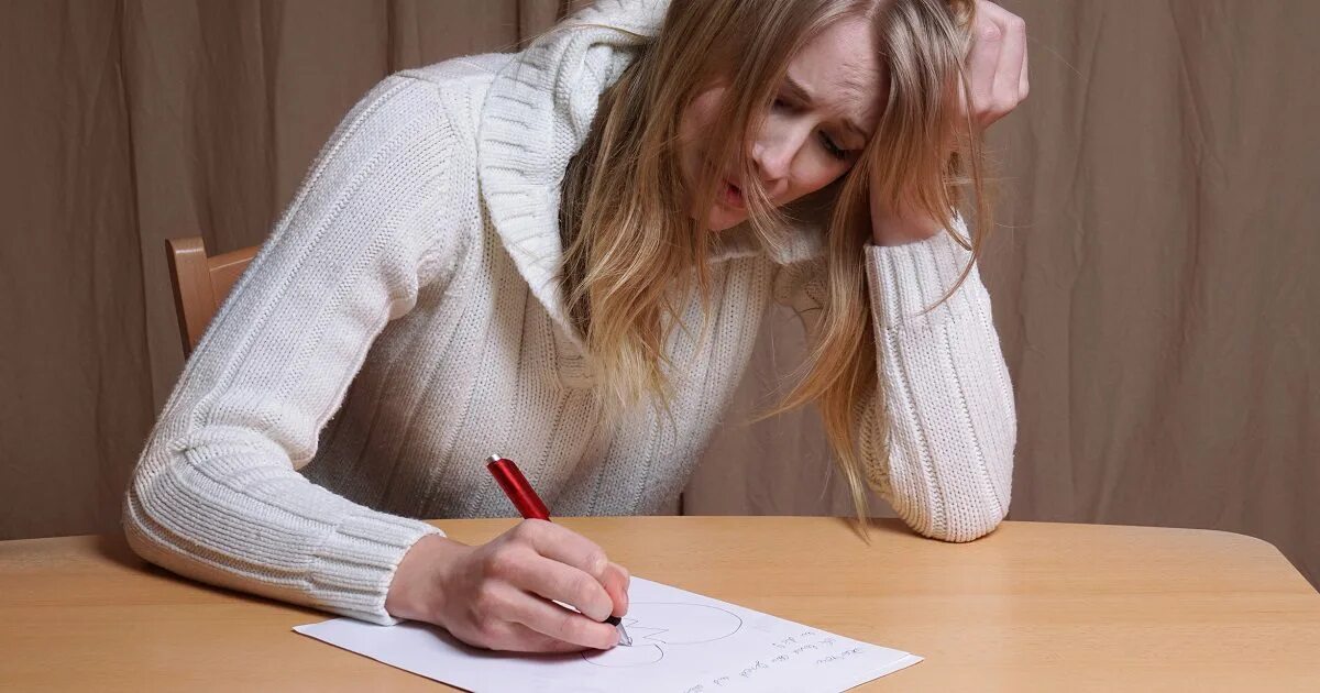 She writes stop. Девушка с письмом в руках. Письмо девушке. Жалобы женщина. Женщина пишет заявление.