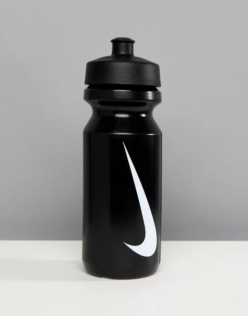 Темные бутылочки. Nike Water Bottle. Черная спортивная бутылка для воды Nike. Бутылка для баскетбола найк черная. Питьевая бутылка Nike huperage.