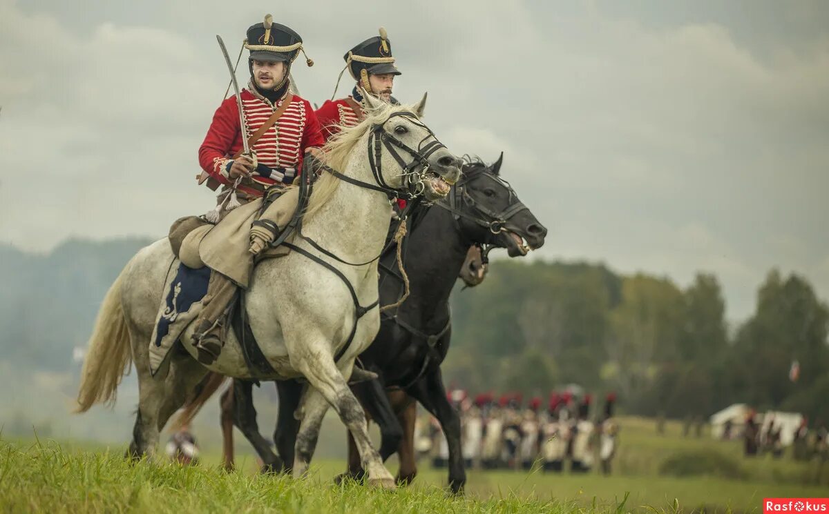 Гусар после. Гусар бородино 1812. реконструкторы 1812 гусары. эскадрон гусар. гусары на конях.