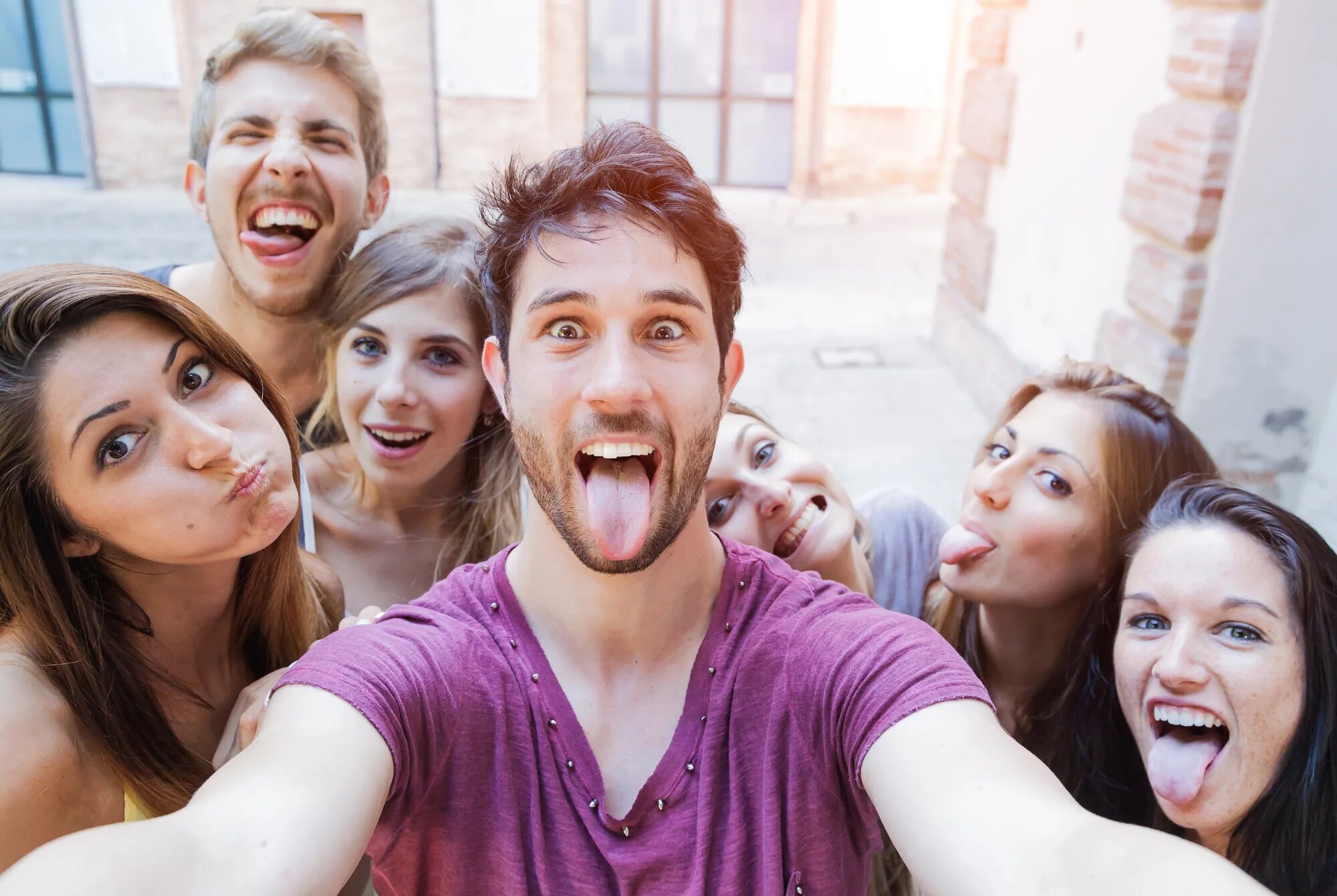 Девушка смеется. Друзья фото. Девушка подросток смеется. 3 подростка девушки. Sharedchat fun.