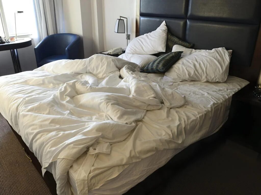 Сама постилают. Незаправленная кровать. Огромная кровать. Помятая кровать. Смятая постель в гостинице.