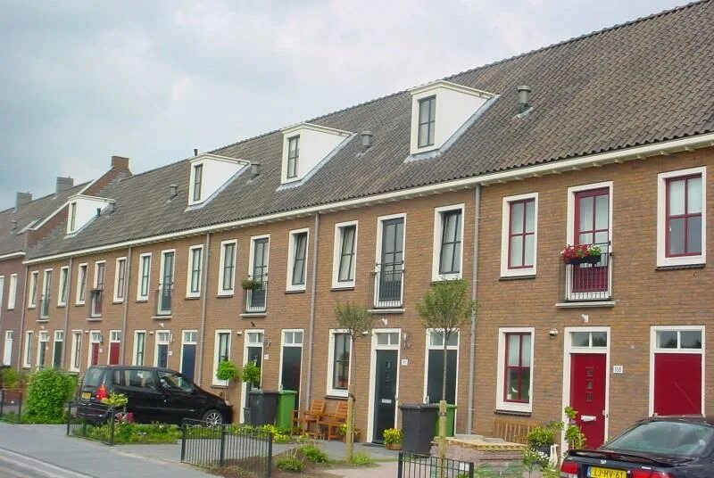 In such house. Terraced Houses в Англии. Terraced House в Голландии. Таунхаусы в Голландии. Таунхаусы в Нидерландах.