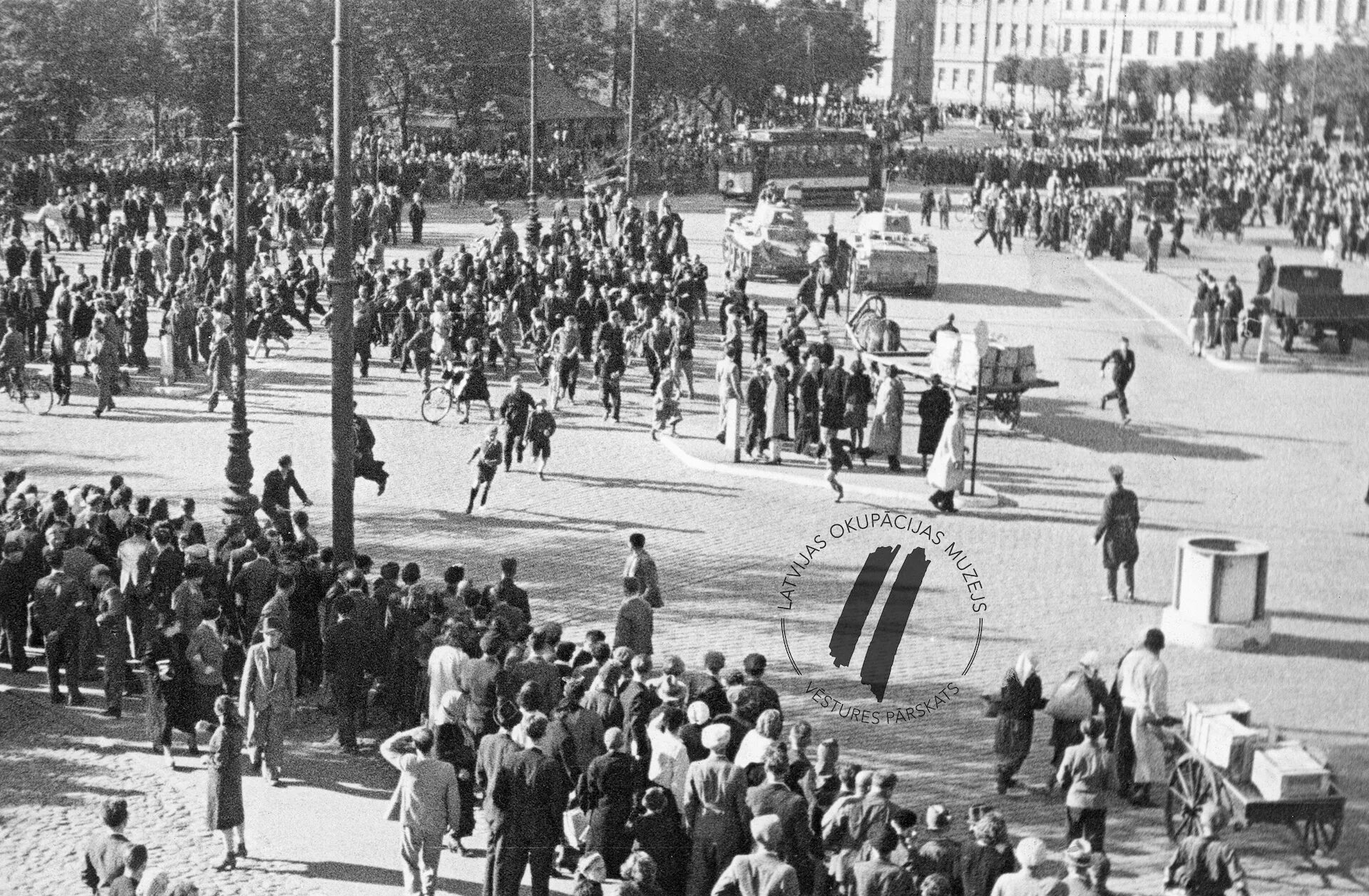 литовская армия в городе вильнюс 1939 г. вильнюс 1944. латвия в 1940 году. 1940 год присоединение к ссср прибалтики. гитлер в мемеле.