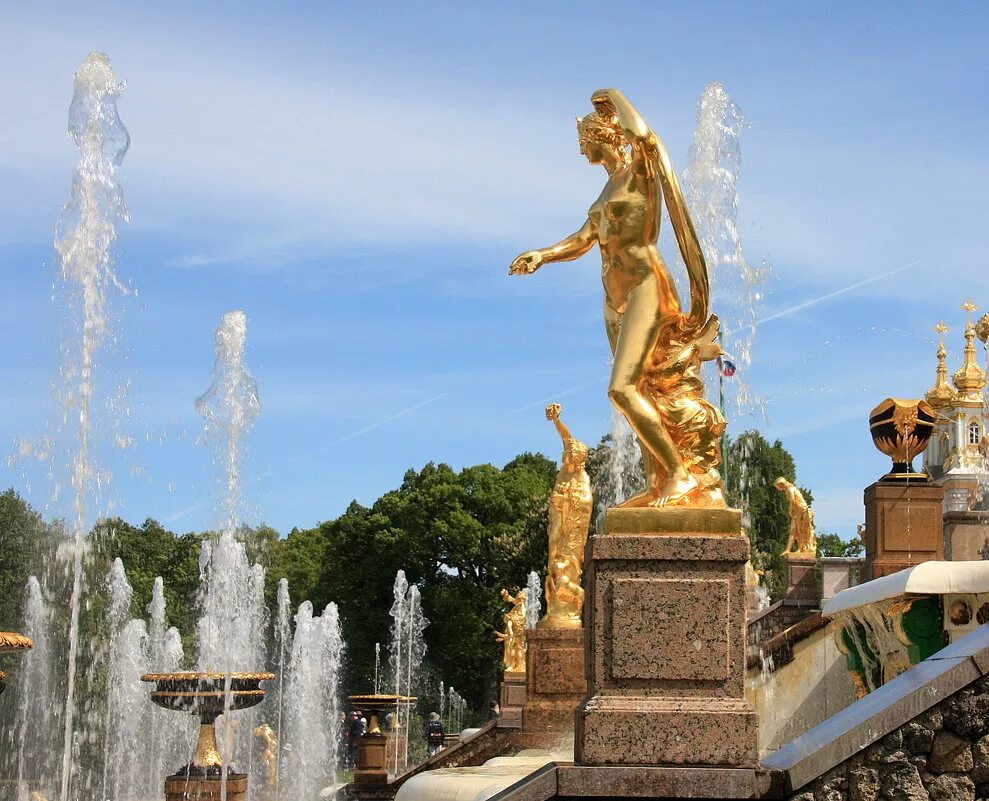 Большой каскад в петергофе тритоны. Скульптура фонтанчика в петергофе. Петродворец скульптуры большого каскада. Скульптура венера медицейская большого каскада в петергофе. Золотые статуи в петергофе.