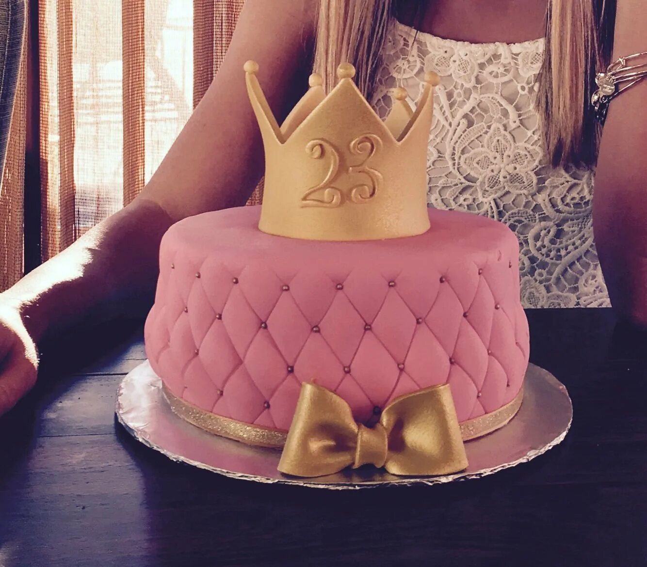 Торты на день рождения девушке 20. Торт для девушки. Стильный торт для девушки. Красивый торт для девушки. Торт для девушки оригинальный.