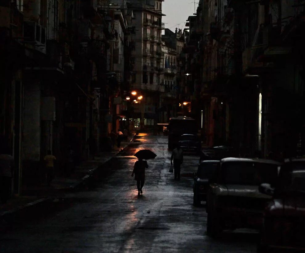 фотосессия в старом городе. девочка идет по улице. девушка ночью в городе. город в улочках владивосток. по улицам города сиротливо торчали.