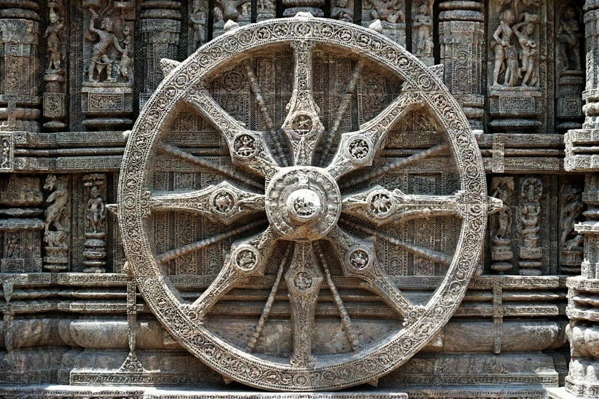 Дхарма это. Колесо Дхармы (Дхармачакра). Дхармачакра буддизм. Символ буддизма Дхармачакра. Konark Sun Temple in India.