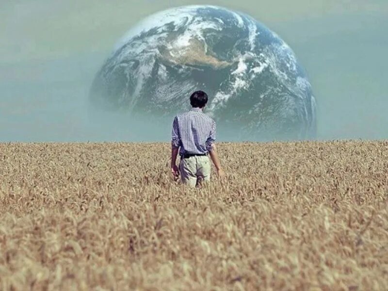 По земле идет большой. Человек идет по земле. Человек идет по полю. Человек идет по планете. Человек идет по земному шару.