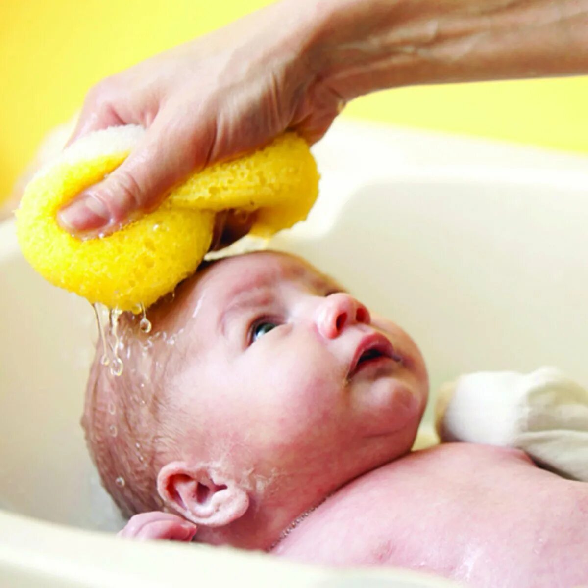 Гигиенические процедуры ребенка. Мытье головы детям. Мытье новорожденного ребенка. Уход за кожей новорожденного. Мытье головы новорожденному ребенку.