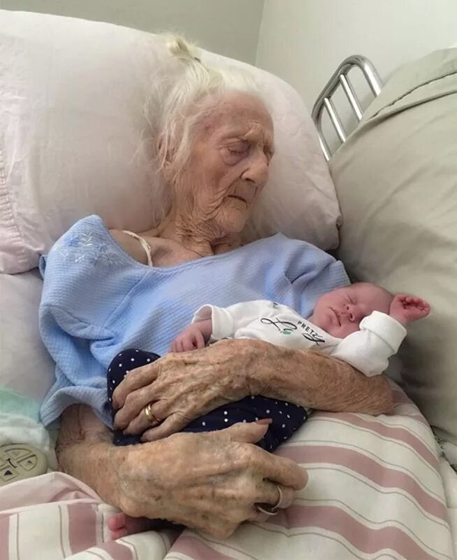 Приснилась покойная бабушка внучке. 101-Летняя Анатолия Вертаделла. Старая бабушка. Очень Старая женщина.