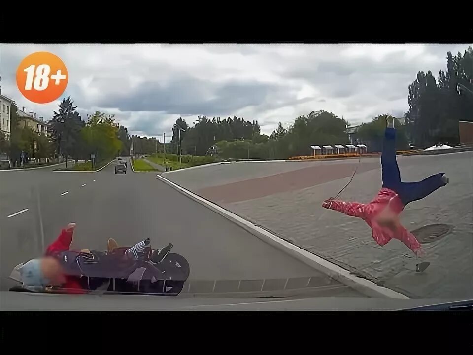 Как машина сбивает детей. Видео сбивать машину. Петрозаводск пдд. Машина врезается в толпу. Человек которого чуть не сбила машина.