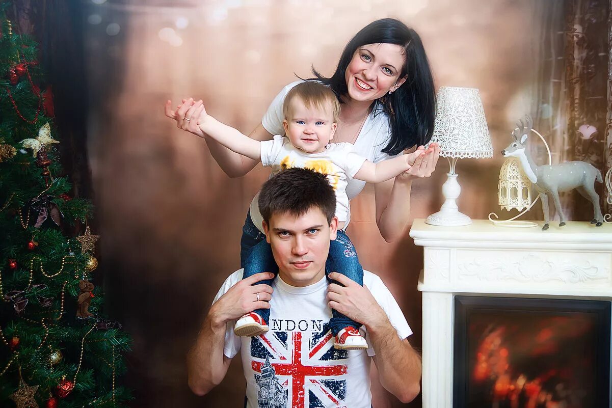 Идеи семейной фотосессии в студии. Семейная фотосессия в студии. идеи для фотосессии в студии для семьи. новогодняя семейная съемка в студии. семейная съемка в фотостудии.