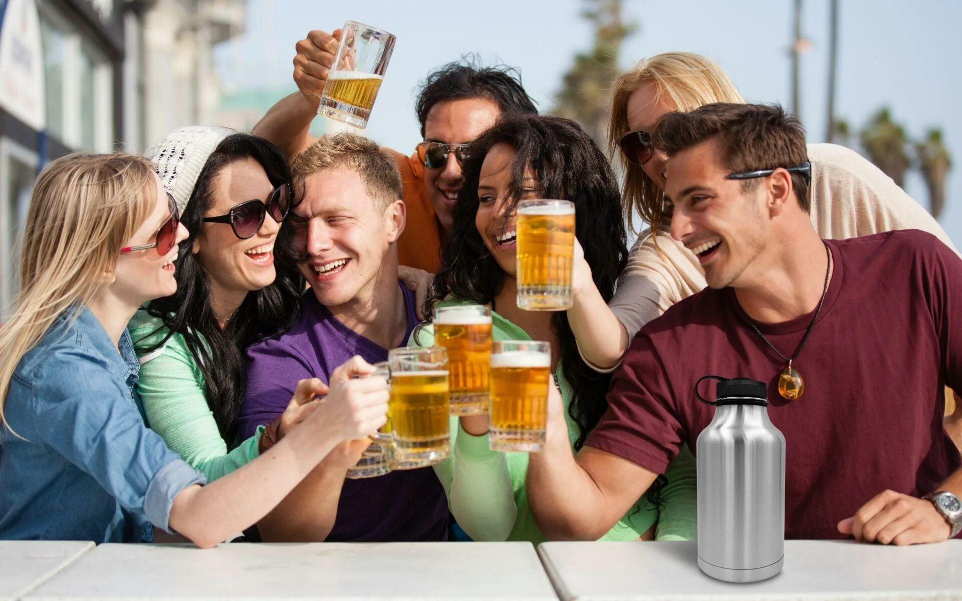 С друзьями всегда весело. Веселая компания с пивом. Молодежь с пивом. Компания друзей пьет пиво. Пиво с друзьями.