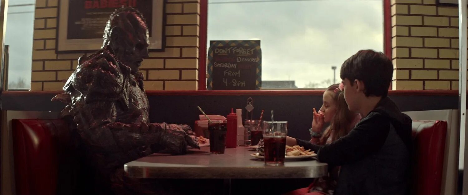 псих-расчленитель psycho goreman 2020. Psycho goreman фильм 2020 кадры. псих в мясниках фильм 2020. псих-расчленитель psycho goreman 2020. очень странный пришелец 2020.