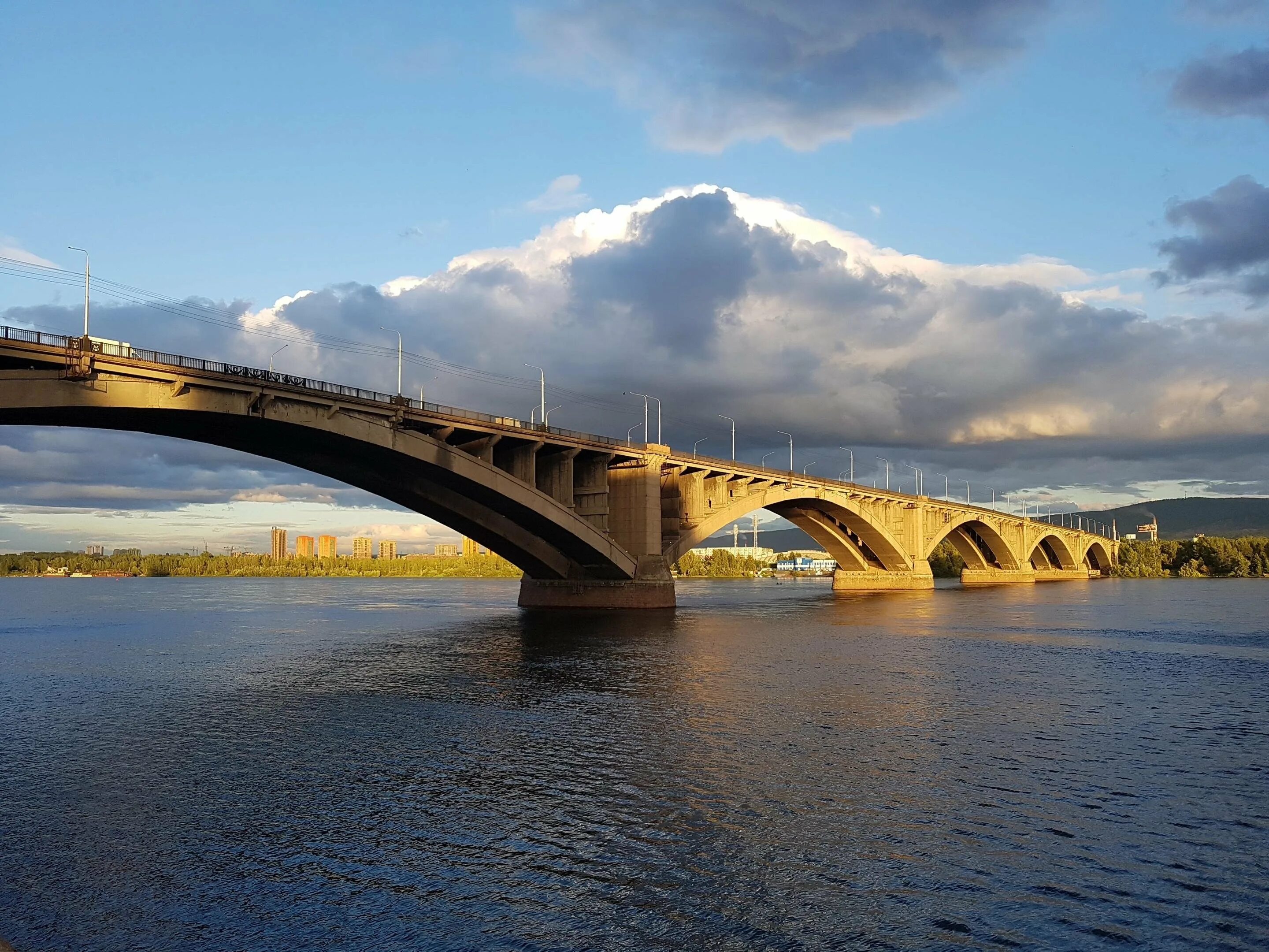 Нижний край моста. Коммунальный мост Красноярск. Река Енисей Красноярск. Мост через Енисей в Красноярске. Коммунальный мост через Енисей в Красноярске.