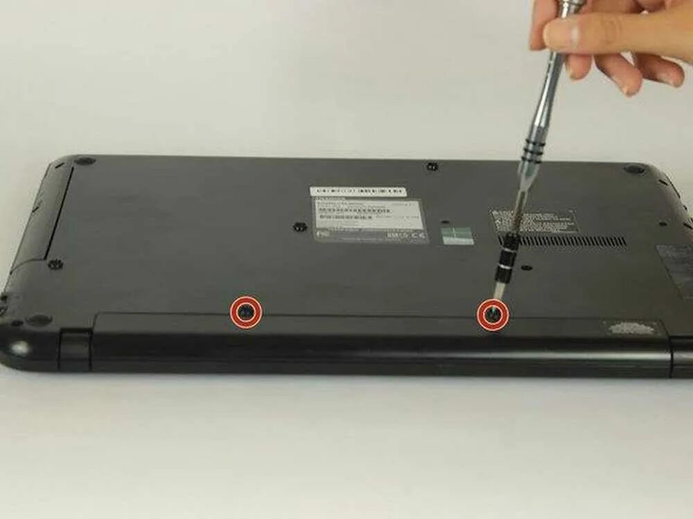 Как достать аккумулятор. Toshiba satellite c55 battery. извлечь аккумулятор из ноутбука. вытащить батарею из ноутбука. вынуть аккумулятор из ноутбука.