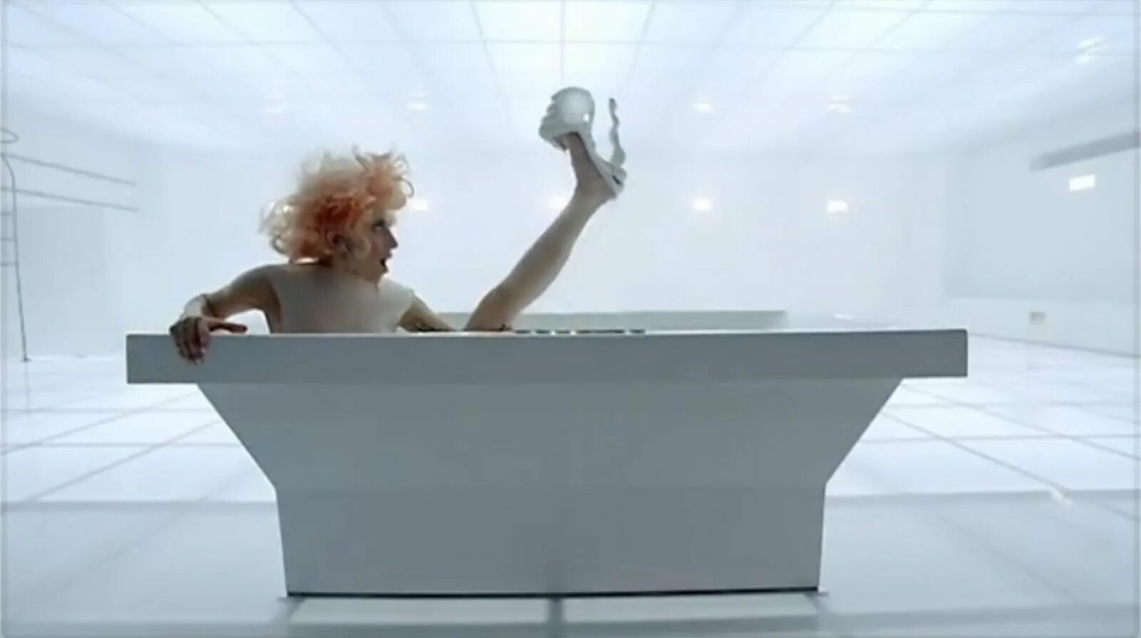 Леди Гага Bad Romance. Леди Гага Bad Romance клип. Lady Gaga Bad Romance фото. Romance клип