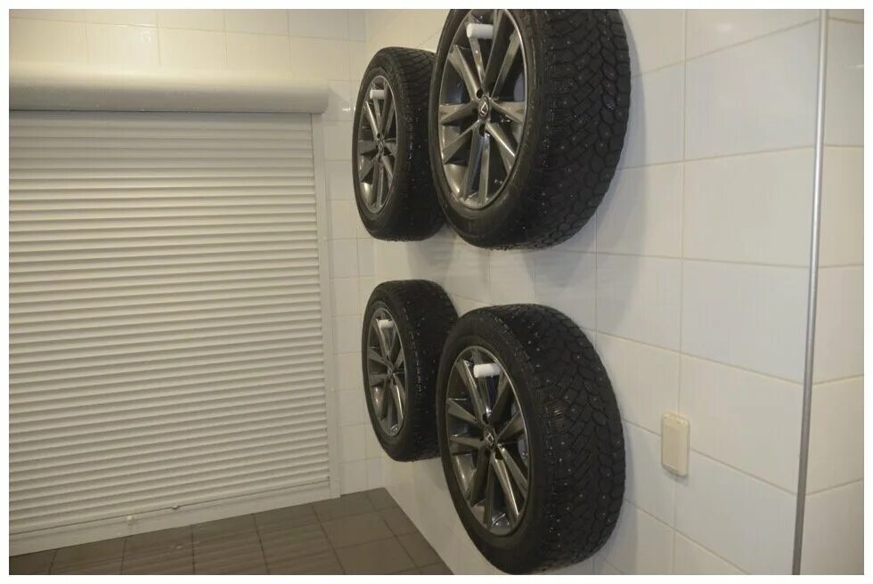 Кронштейн для колес на стену. Крепеж для колес в гараже. Кронштейн для колес в гараж. Полки для хранения колес в гараже. Крепеж для хранения колес на стене.