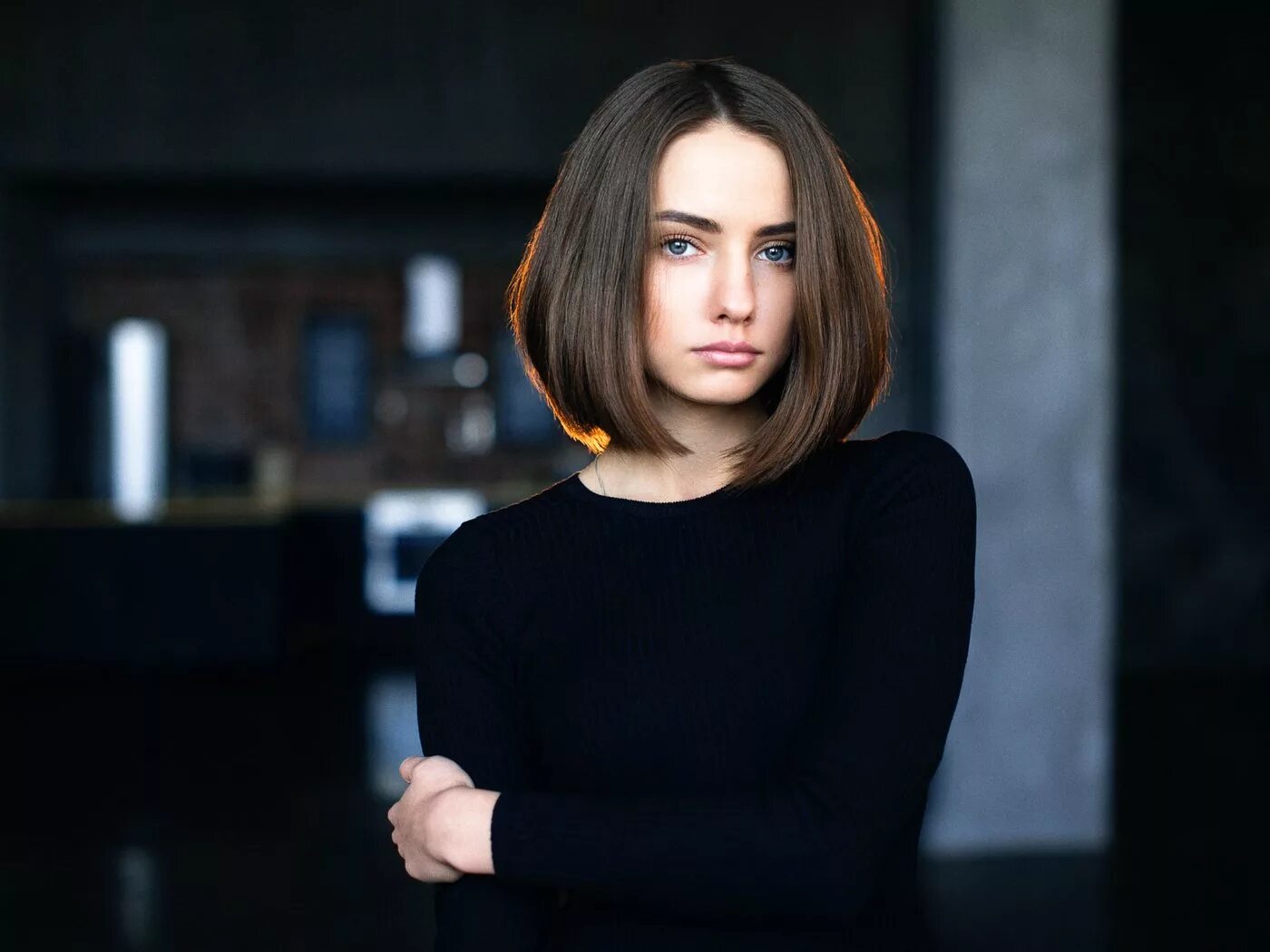 девушка в свитере. волосы в водолазке. каре с челкой ева грин. джемма артертон. любовь аксенова с длинными.