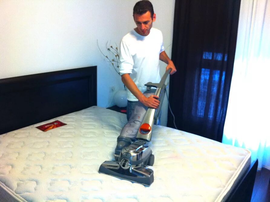 Кирби химчистка дивана. Кирби чистка ковров. Химчистка пылесосом кирби. Химчистка ковров кирби. Полесос керби хим чискп.