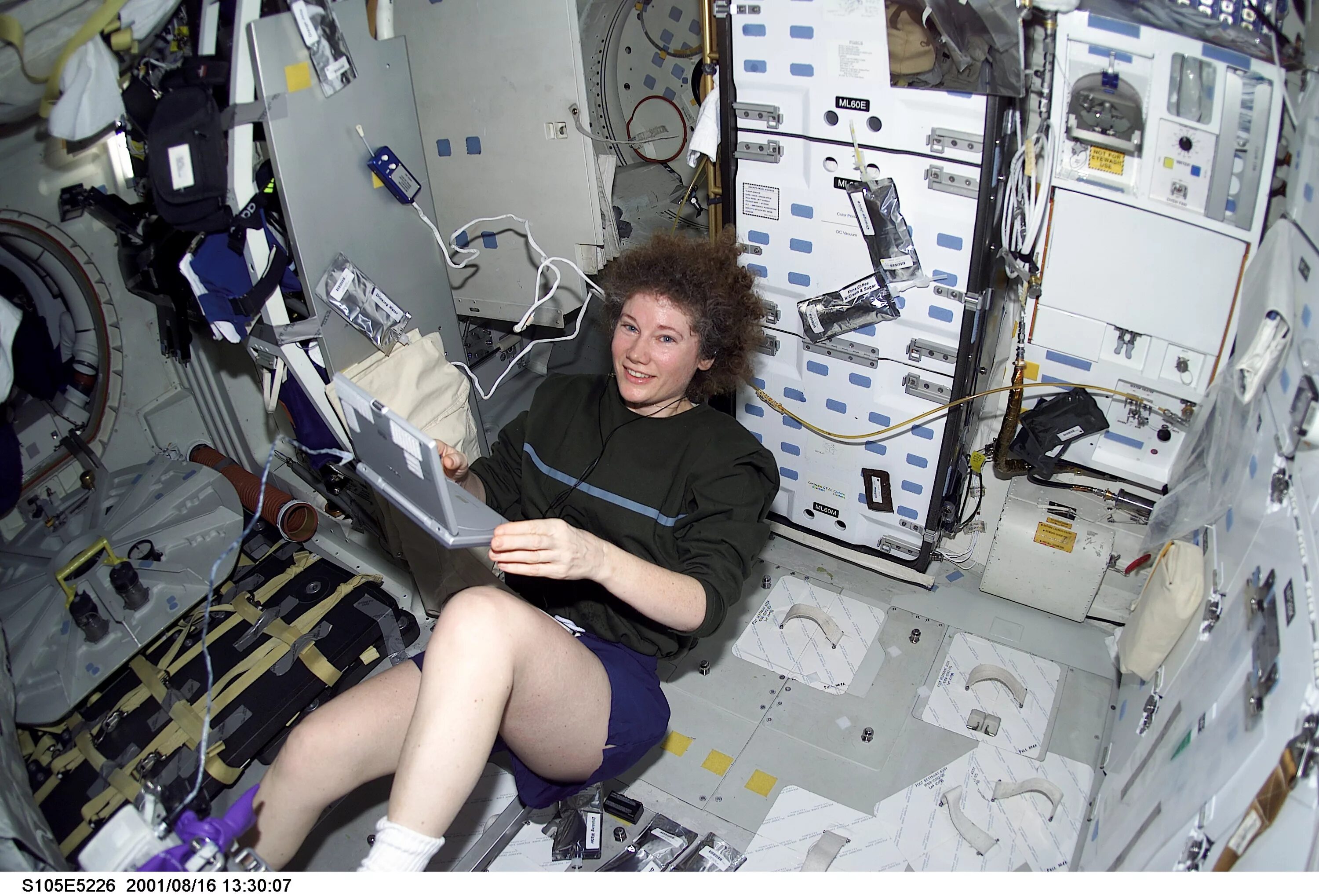 Женщины на орбите. Саманта Кристофоретти ноги. Сьюзан Хелмс. Девушка на космическом корабле.