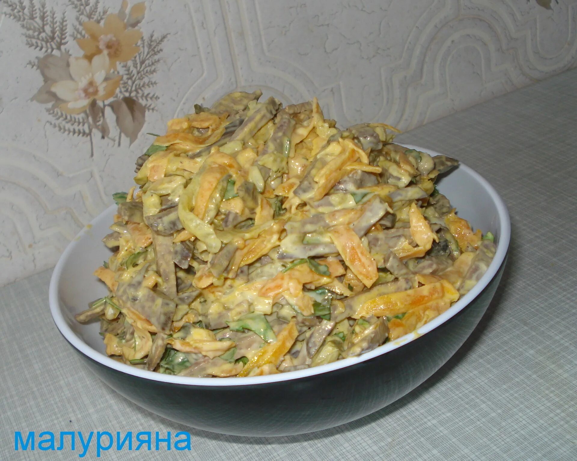 Салат Обжорка с печенью и солеными огурцами. Салат Обжорка с куриной печенью. Салат из печени с солеными огурцами и морковью и луком. Печёночный салат с морковью и солеными огурцами.