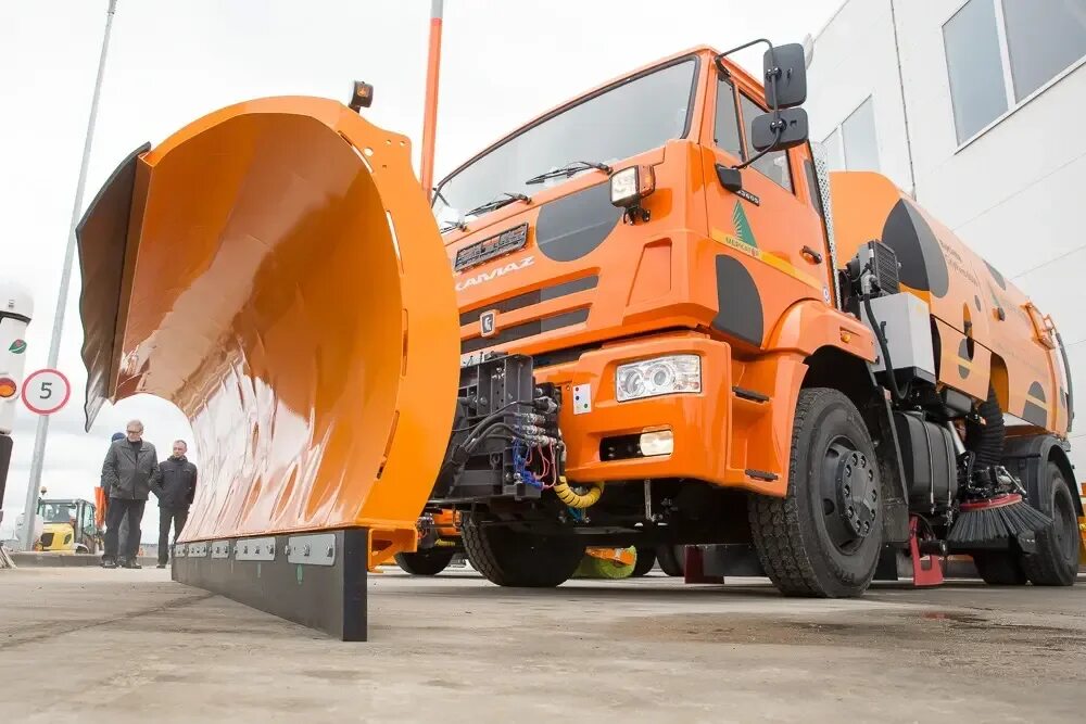 Меркатор холдинг. Камаз 53605 кдм меркатора. камаз 53605 дорожный пылесос меркатор. меркатор коммунальная техника. камаз меркатор.