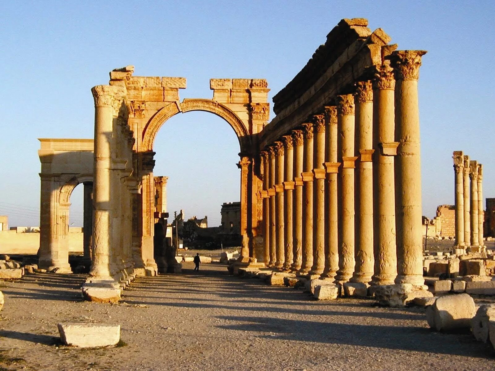 Культурные памятники древности. Пальмира колоннада. Арка в Риме Пальмира. Триумфальная арка Сирия Пальмира. Триумфальная арка древнего города Пальмира.
