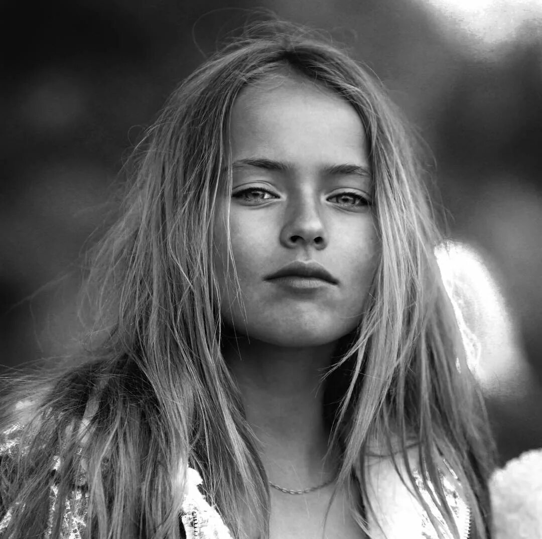 Кристина пименова 2022. Маленькая девочка со светлыми волосами. Амина эпендиева. Анастасия князева 2021. Девочка в платье сидит.