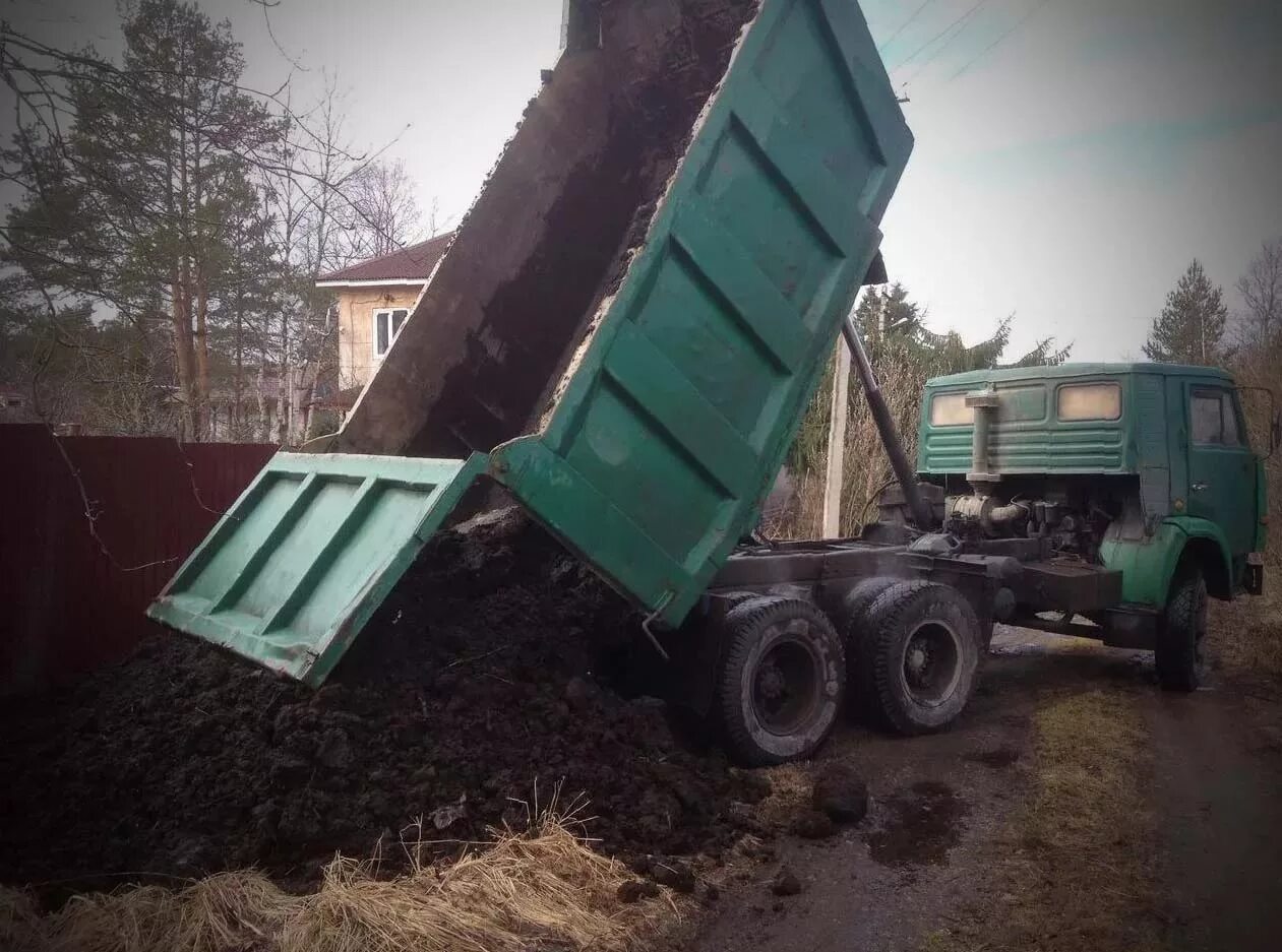 Камаз с черноземом 10 кубов. Торф камаз. Камаз чернозема. Торф камаз. Камаз чернозема.