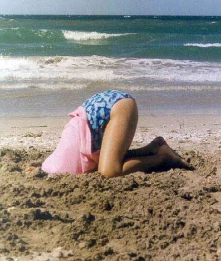 Баба без головы. Денщинаголовой в песке. Девушка головой в песок. Девушка зарылась в песок. Девушка зарыла голову в песок.
