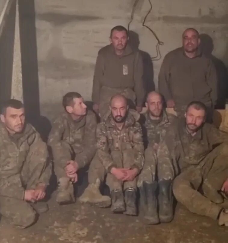 Дебальцевский котел захарченко. Допрос пленного укропа картинки. Взяли в плен укропа. Бои под клещеевкой. Гиви донбасс.