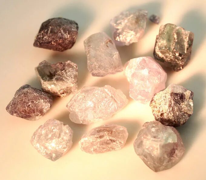 Месторождения магнетита. Сырье урала. Сырье урала. Уральский гранат демантоид. Сырье урала.