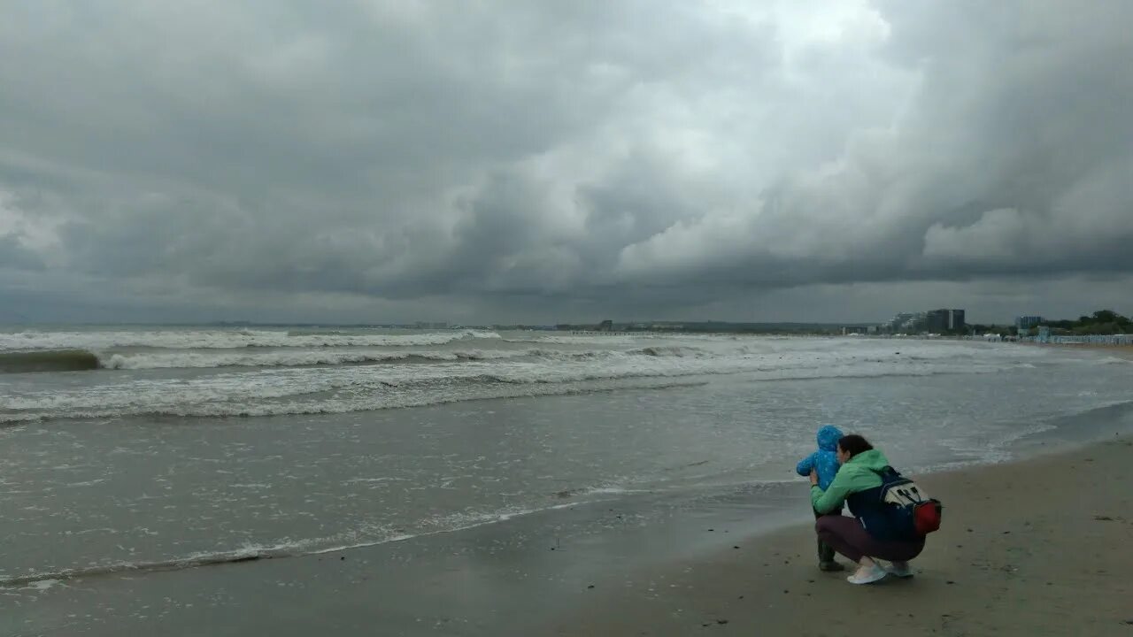 Шторм августа. Анапа шторм на море сегодня. Шторм в Анапе сегодня. Анапа море видео. Анапа температура воды в море сейчас.