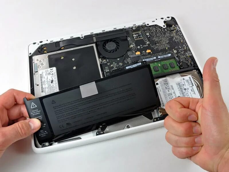 Макбук емкость аккумулятора. MACBOOK Pro 2022 Teardown. MACBOOK Pro 2009. MACBOOK iphone Teardown. MACBOOK Pro 2006 батарея.