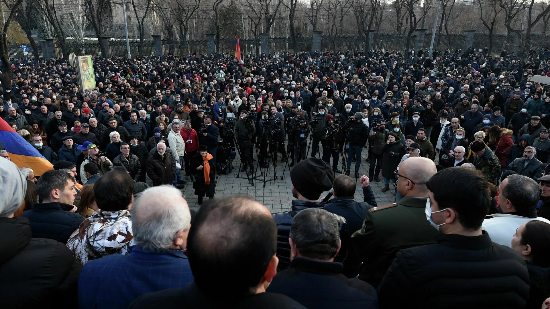 Положение в армении на данный. Митинг армении против пашиняна. никол пашинян митинг. протесты в армении 2025.
