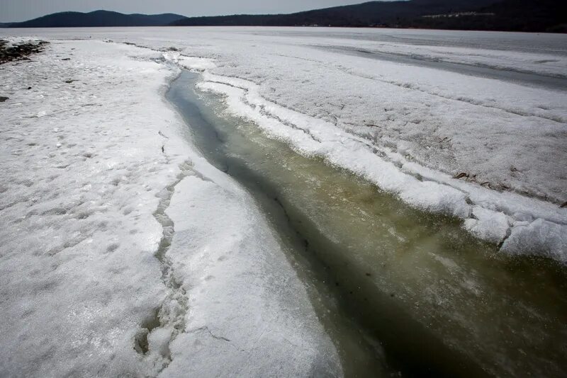 Прочитайте ледоход лед идет вышел на берег. Лед на реке. Ледяная река. Ледостав на реке Амур. Река Селенга ледоход.